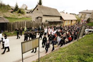 14.04.2017 Droga Krzyżowa z Nowej Słupi na Święty Krzyż. / Jarosław Kubalski / Radio Kielce