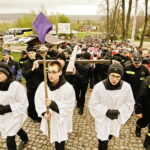 14.04.2017 Droga Krzyżowa z Nowej Słupi na Święty Krzyż. / Jarosław Kubalski / Radio Kielce