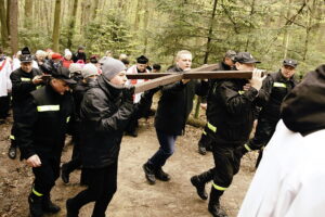 14.04.2017 Droga Krzyżowa z Nowej Słupi na Święty Krzyż. / Jarosław Kubalski / Radio Kielce