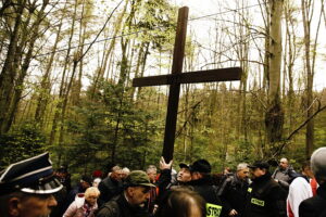 14.04.2017 Droga Krzyżowa z Nowej Słupi na Święty Krzyż. / Jarosław Kubalski / Radio Kielce