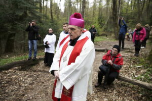 14.04.2017 Droga Krzyżowa z Nowej Słupi na Święty Krzyż. / Jarosław Kubalski / Radio Kielce