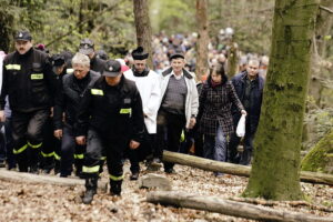 14.04.2017 Droga Krzyżowa z Nowej Słupi na Święty Krzyż. / Jarosław Kubalski / Radio Kielce