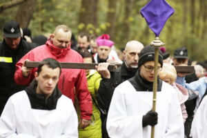 14.04.2017 Droga Krzyżowa z Nowej Słupi na Święty Krzyż. / Jarosław Kubalski / Radio Kielce