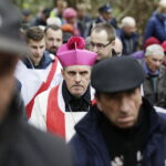 14.04.2017 Droga Krzyżowa z Nowej Słupi na Święty Krzyż. / Jarosław Kubalski / Radio Kielce