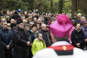 14.04.2017 Droga Krzyżowa z Nowej Słupi na Święty Krzyż. / Jarosław Kubalski / Radio Kielce