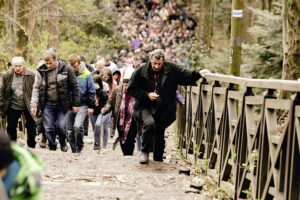 14.04.2017 Droga Krzyżowa z Nowej Słupi na Święty Krzyż. / Jarosław Kubalski / Radio Kielce