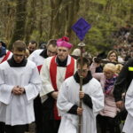 14.04.2017 Droga Krzyżowa z Nowej Słupi na Święty Krzyż. / Jarosław Kubalski / Radio Kielce