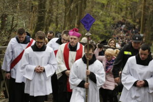 14.04.2017 Droga Krzyżowa z Nowej Słupi na Święty Krzyż. / Jarosław Kubalski / Radio Kielce