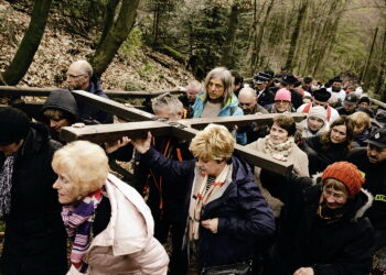 14.04.2017 Droga Krzyżowa z Nowej Słupi na Święty Krzyż. / Jarosław Kubalski / Radio Kielce