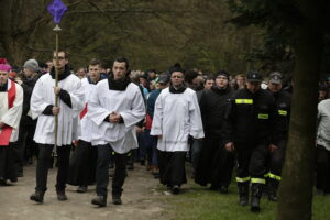 14.04.2017 Droga Krzyżowa z Nowej Słupi na Święty Krzyż. / Jarosław Kubalski / Radio Kielce