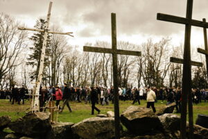 14.04.2017 Droga Krzyżowa z Nowej Słupi na Święty Krzyż. / Jarosław Kubalski / Radio Kielce