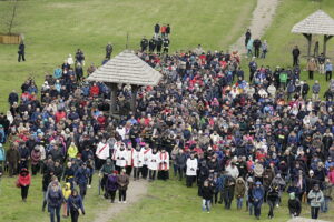 14.04.2017 Droga Krzyżowa z Nowej Słupi na Święty Krzyż. / Jarosław Kubalski / Radio Kielce