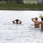 17.04.2017 Strawczyn. Morsy kąpią się w zalewie. / Jarosław Kubalski / Radio Kielce