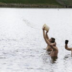 17.04.2017 Strawczyn. Morsy kąpią się w zalewie. / Jarosław Kubalski / Radio Kielce