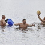 17.04.2017 Strawczyn. Morsy kąpią się w zalewie. / Jarosław Kubalski / Radio Kielce