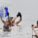 17.04.2017 Strawczyn. Morsy kąpią się w zalewie. / Jarosław Kubalski / Radio Kielce