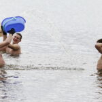 17.04.2017 Strawczyn. Morsy kąpią się w zalewie. / Jarosław Kubalski / Radio Kielce