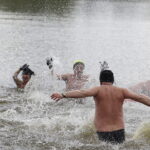 17.04.2017 Strawczyn. Morsy kąpią się w zalewie. / Jarosław Kubalski / Radio Kielce