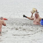 17.04.2017 Strawczyn. Morsy kąpią się w zalewie. / Jarosław Kubalski / Radio Kielce