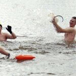 17.04.2017 Strawczyn. Morsy kąpią się w zalewie. / Jarosław Kubalski / Radio Kielce