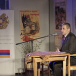 21.04.2017 Kielce. Ambasador Armenii Edgar Ghazaryan podczas wizyty w "Plastyku". Wystawa dotycząca masakry Ormian. / Jarosław Kubalski / Radio Kielce