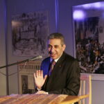 21.04.2017 Kielce. Ambasador Armenii Edgar Ghazaryan podczas wizyty w "Plastyku". Wystawa dotycząca masakry Ormian. / Jarosław Kubalski / Radio Kielce