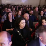 21.04.2017 Kielce. Ambasador Armenii Edgar Ghazaryan podczas wizyty w "Plastyku". Wystawa dotycząca masakry Ormian. / Jarosław Kubalski / Radio Kielce