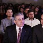 21.04.2017 Kielce. Ambasador Armenii Edgar Ghazaryan podczas wizyty w "Plastyku". Wystawa dotycząca masakry Ormian. / Jarosław Kubalski / Radio Kielce