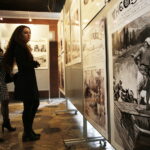 21.04.2017 Kielce. Ambasador Armenii Edgar Ghazaryan podczas wizyty w "Plastyku". Wystawa dotycząca masakry Ormian. / Jarosław Kubalski / Radio Kielce