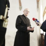 21.04.2017 Święty Krzyż. Klasztor apeluje o pomoc dla czteroletniej Gabrysi Kowalskiej, która po operacji mózgu czeka na kolejny zabieg w Centrum Zdrowia Dziecka w Warszawie. Superior ojciec Zygfryd Wiecha. / Jarosław Kubalski / Radio Kielce