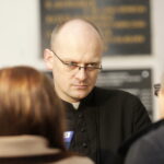 21.04.2017 Święty Krzyż. Klasztor apeluje o pomoc dla czteroletniej Gabrysi Kowalskiej, która po operacji mózgu czeka na kolejny zabieg w Centrum Zdrowia Dziecka w Warszawie. Rektor bazyliki Dariusz Malajka. / Jarosław Kubalski / Radio Kielce