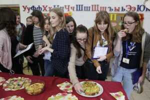 22.04.2017 Kielce. Piknik Edukacyjny w Liceum Ogólnokształcącym nr VI im. Juliusza Słowackiego / Jarosław Kubalski / Radio Kielce