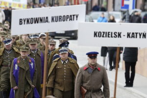 24.04.2017 Kielce. Marsz Katyński rozpoczął obchody Tygodnia Katyńskiego. / Jarosław Kubalski / Radio Kielce