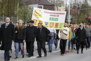 24.04.2017 Kielce. Marsz Katyński rozpoczął obchody Tygodnia Katyńskiego. / Jarosław Kubalski / Radio Kielce