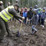 26.04.2017 Kielce. Sadzenie drzewek na Gruchawce. / Jarosław Kubalski / Radio Kielce