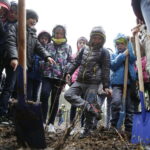 26.04.2017 Kielce. Sadzenie drzewek na Gruchawce. / Jarosław Kubalski / Radio Kielce