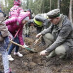 26.04.2017 Kielce. Sadzenie drzewek na Gruchawce. / Jarosław Kubalski / Radio Kielce