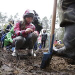 26.04.2017 Kielce. Sadzenie drzewek na Gruchawce. / Jarosław Kubalski / Radio Kielce