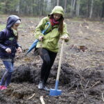 26.04.2017 Kielce. Sadzenie drzewek na Gruchawce. / Jarosław Kubalski / Radio Kielce