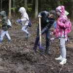 26.04.2017 Kielce. Sadzenie drzewek na Gruchawce. / Jarosław Kubalski / Radio Kielce