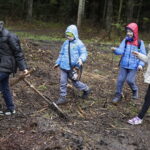 26.04.2017 Kielce. Sadzenie drzewek na Gruchawce. / Jarosław Kubalski / Radio Kielce