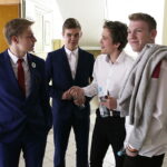 21.04.2017 Kielce. Egzamin gimnazjalny w Gimnazjum nr 23. Gimnazjaliści wychodzą z egzaminu. / Jarosław Kubalski / Radio Kielce