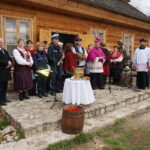 15.04.2017 Ciekoty. Poświęcenie pokarmów przed Centrum Edukacyjnym „Szklany Dom”. / Magdalena Nowak / Radio Kielce