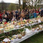 15.04.2017 Ciekoty. Poświęcenie pokarmów przed Centrum Edukacyjnym „Szklany Dom”. / Magdalena Nowak / Radio Kielce