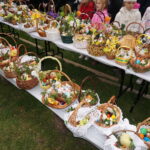 15.04.2017 Ciekoty. Poświęcenie pokarmów przed Centrum Edukacyjnym „Szklany Dom”. / Radio Kielce