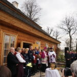 15.04.2017 Ciekoty. Poświęcenie pokarmów przed Centrum Edukacyjnym „Szklany Dom”. / Magdalena Nowak / Radio Kielce