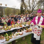 15.04.2017 Ciekoty. Poświęcenie pokarmów przed Centrum Edukacyjnym „Szklany Dom”. / Magdalena Nowak / Radio Kielce