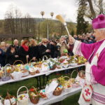 15.04.2017 Ciekoty. Poświęcenie pokarmów przed Centrum Edukacyjnym „Szklany Dom”. / Magdalena Nowak / Radio Kielce