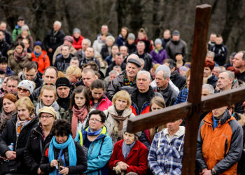 25.3.2016 Droga krzyżowa z Nowej Słupi na Święty Krzyż / Wojciech Habdas / Radio Kielce