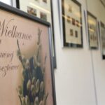 Wojewódzka Biblioteka Publiczna w Kielcach. Wystawa "Wielkanoc na dawnej pocztówce" / Robert Felczak / Radio Kielce